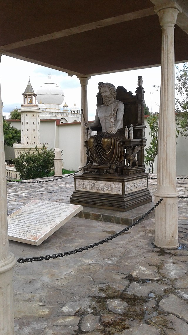 Fileestatua de zeus en olimpiajpg