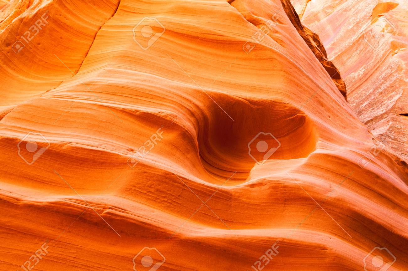 Un muro de piedra arenisca de color naranja brillante en la barranca de x en page arizona que ha sido erosionada por el agua para crear una caracterãstica forma de corazãn fotos