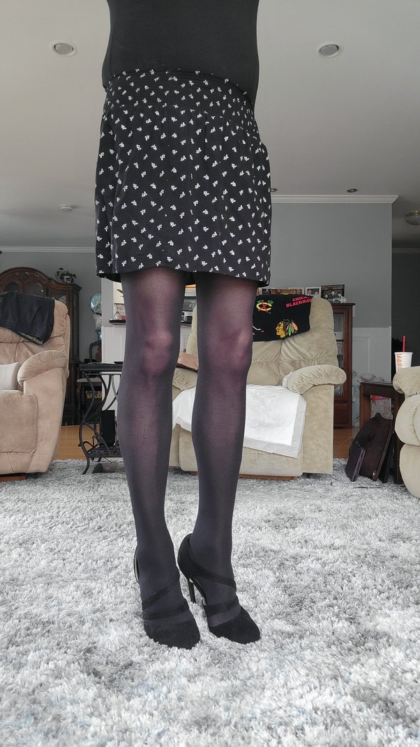 How to know if someone is wearing nylons