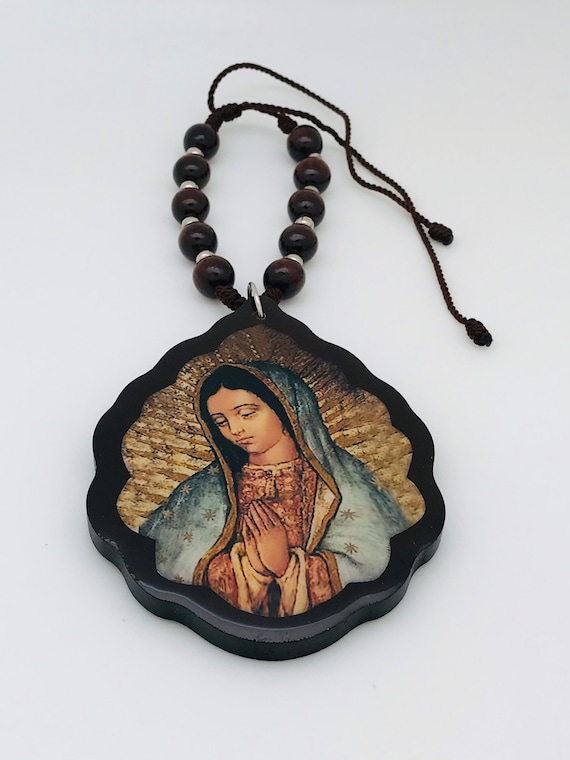 Virgen de guadalupe color cafe con la oraciãn de el chofer es un accesorio para auto nube