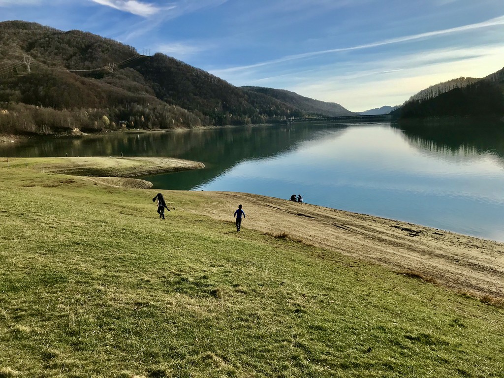 Haideti pe valea doftanei picnic la barajul paltinu si o scurta drumetie pana la varful secaria