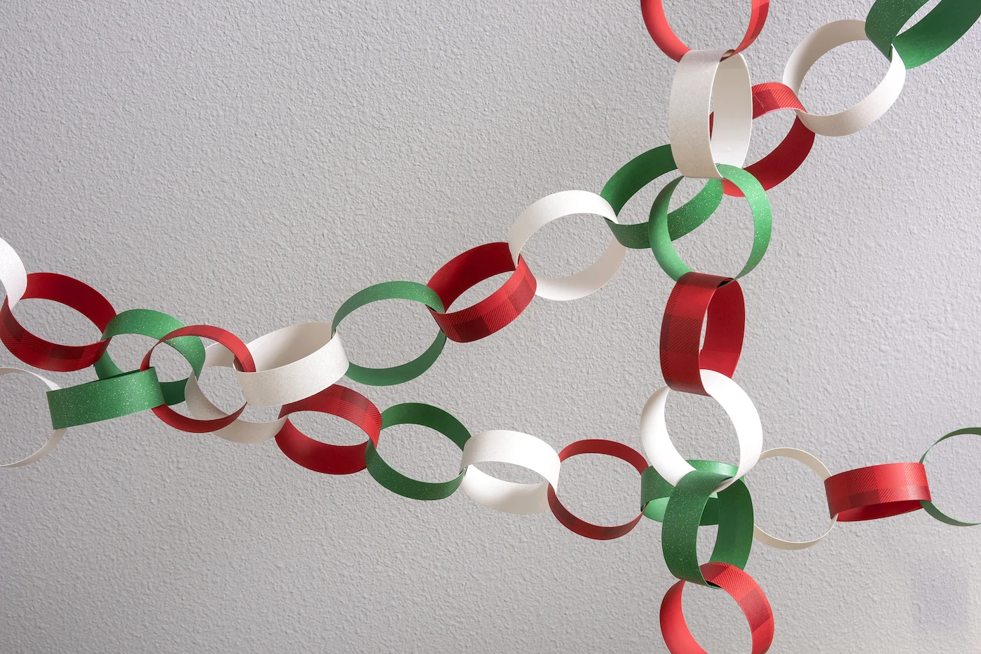 Christmas paper chain in four easy steps