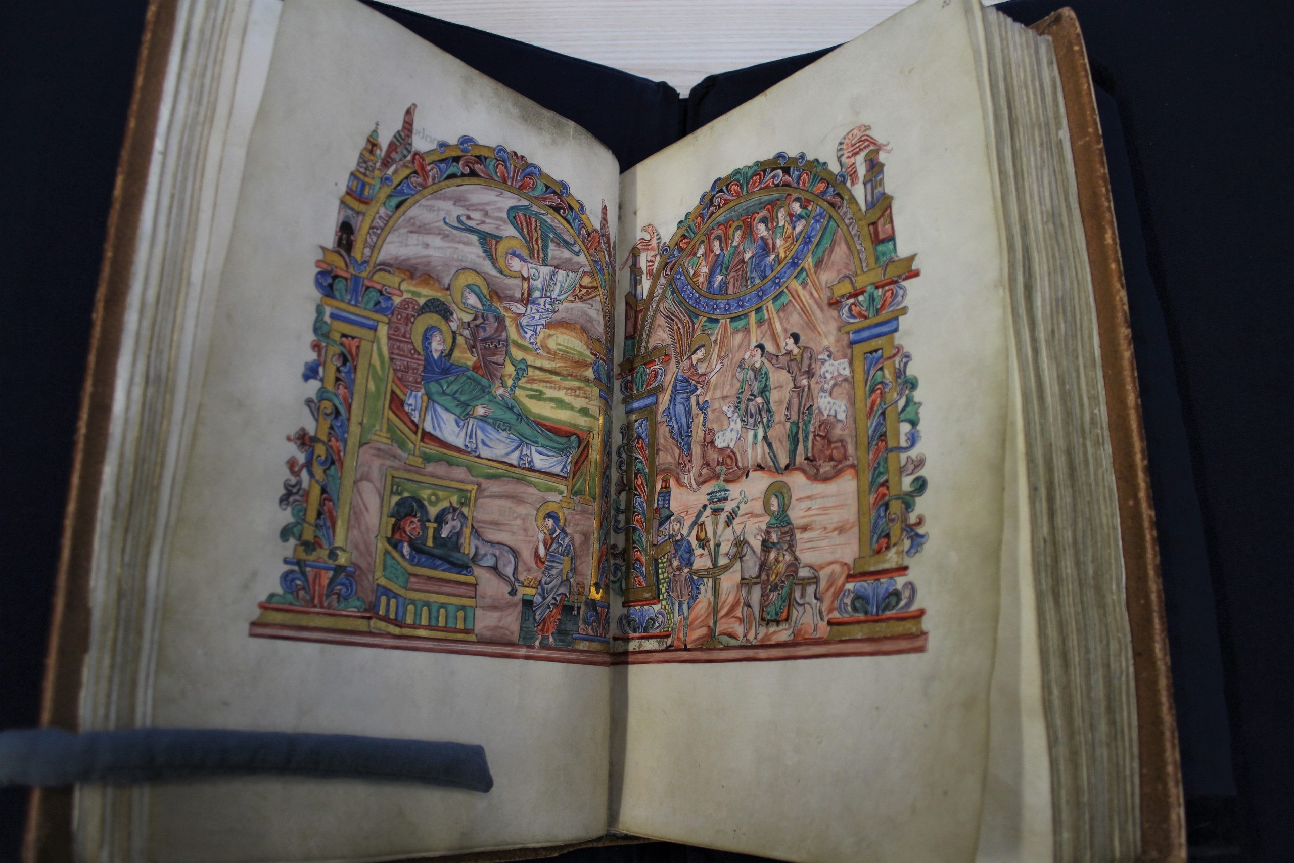 Shifting grounds and shifting perspectives in the sacramentary of robert of jumiãges rouen bibliothãque municipale ms y