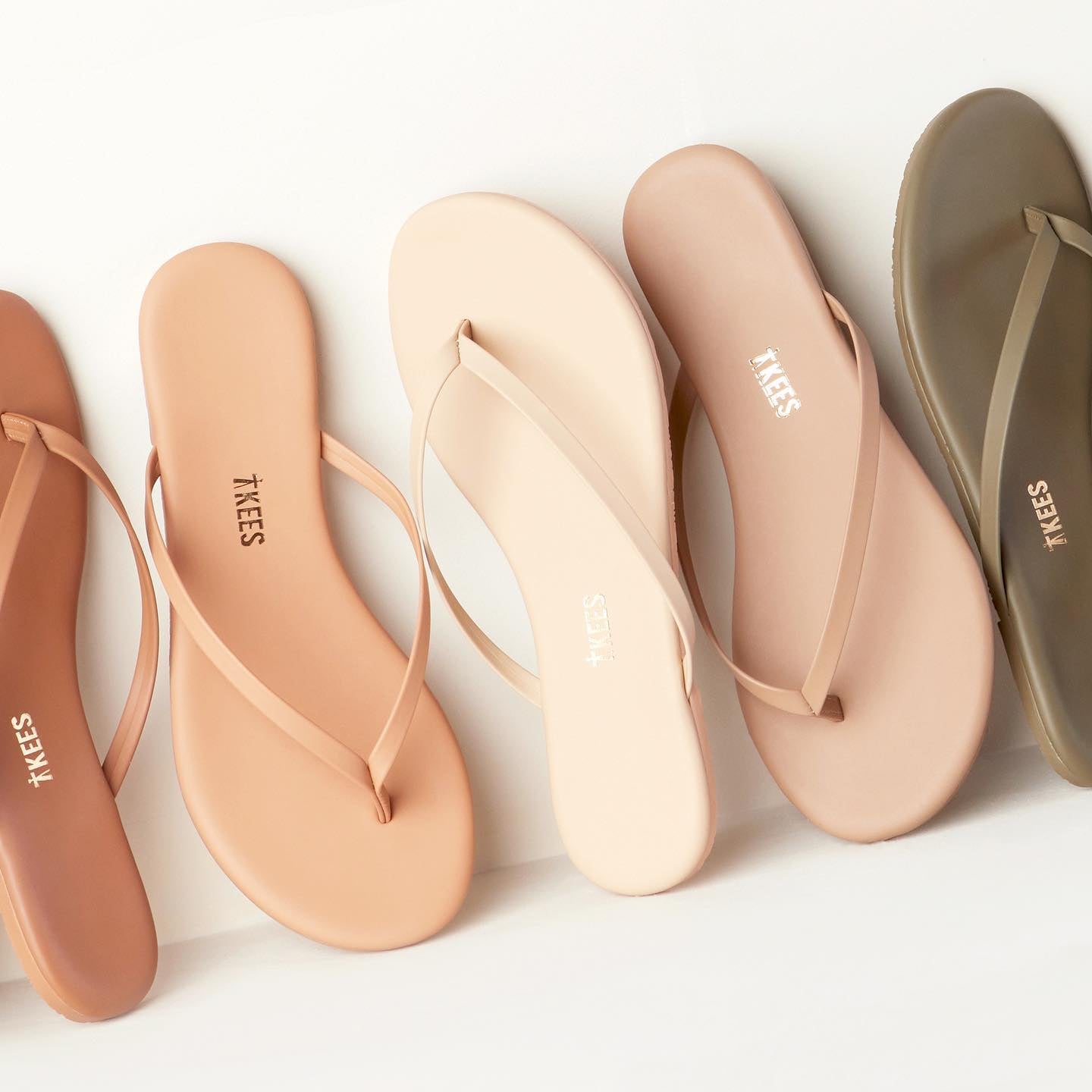 Pairs of fortable sandals for people with wide feet