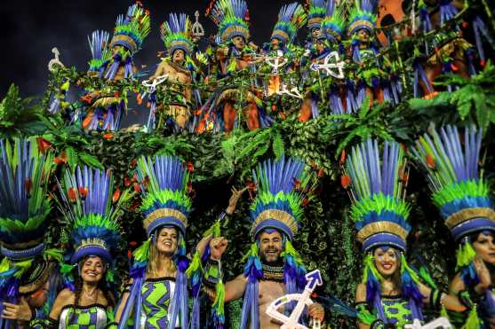 Fotogalerãa color y ritmo en el carnaval de brasil