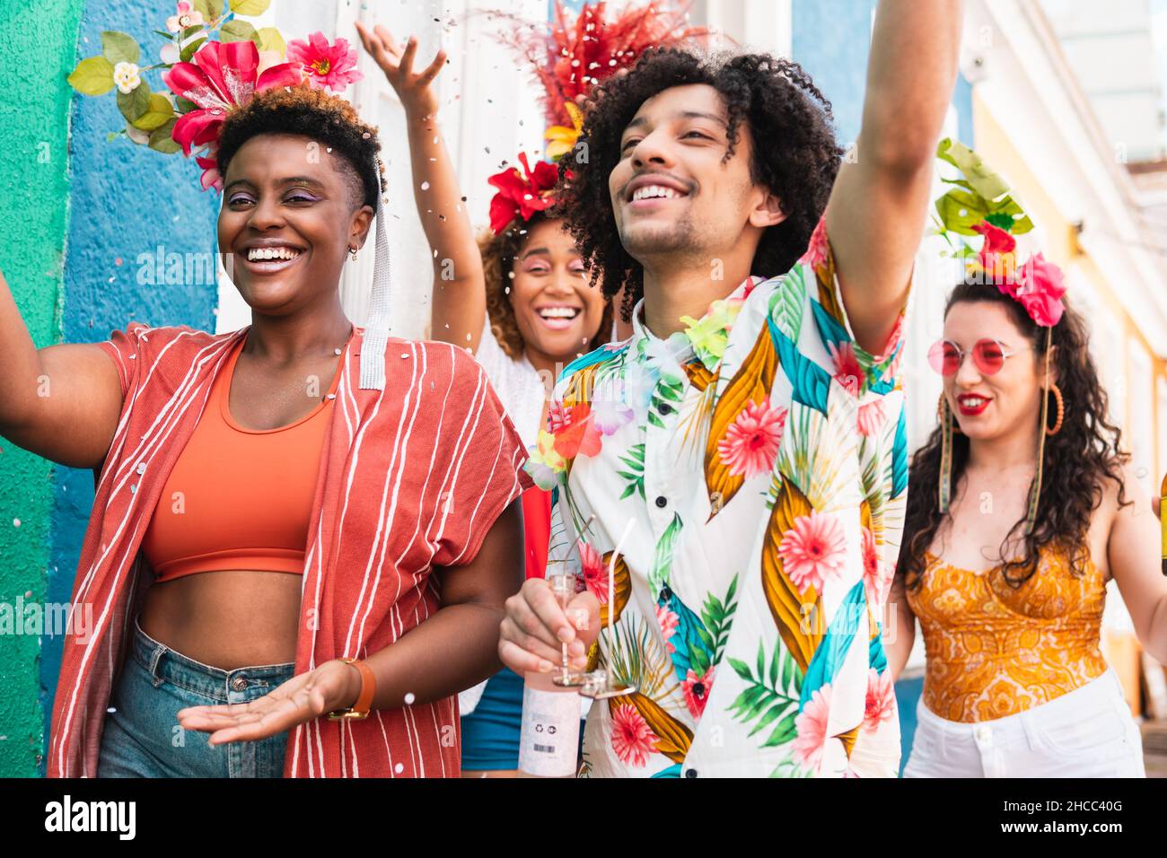 Gente disfrazada celebra el carnaval en brasil grupo de amigos se divierten en la fita brasileãa de vacacion fotografãa de stock