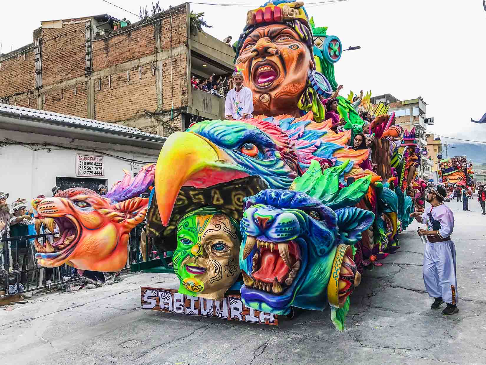 O se celebra el carnaval de blancos y negros en pasto