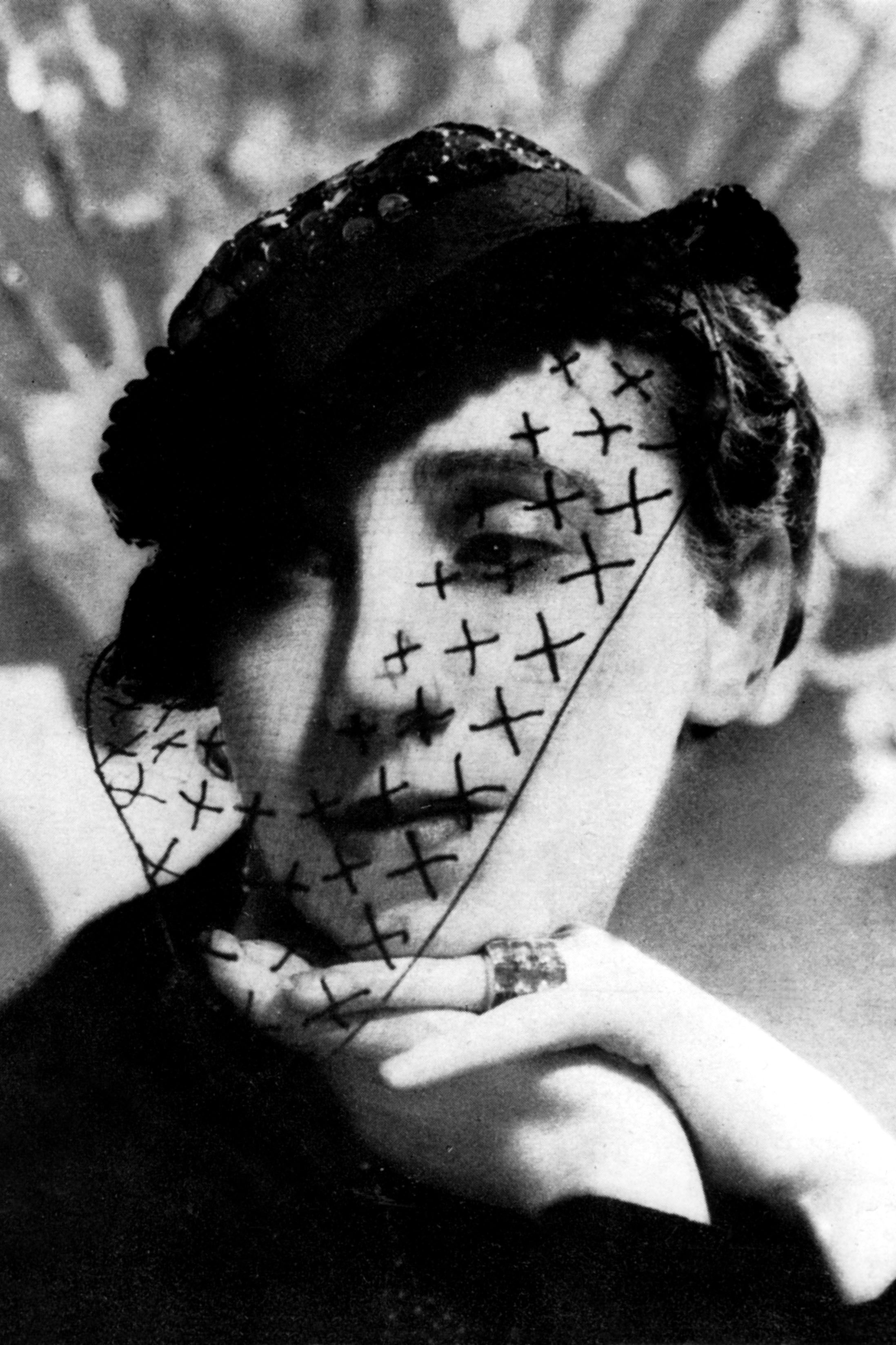 Elsa schiaparelli quiãn es historia y sus diseãos mãs importantes