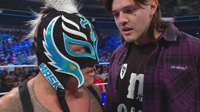 Dominik mysterio begs rey mysterio to punch him smackdown feb