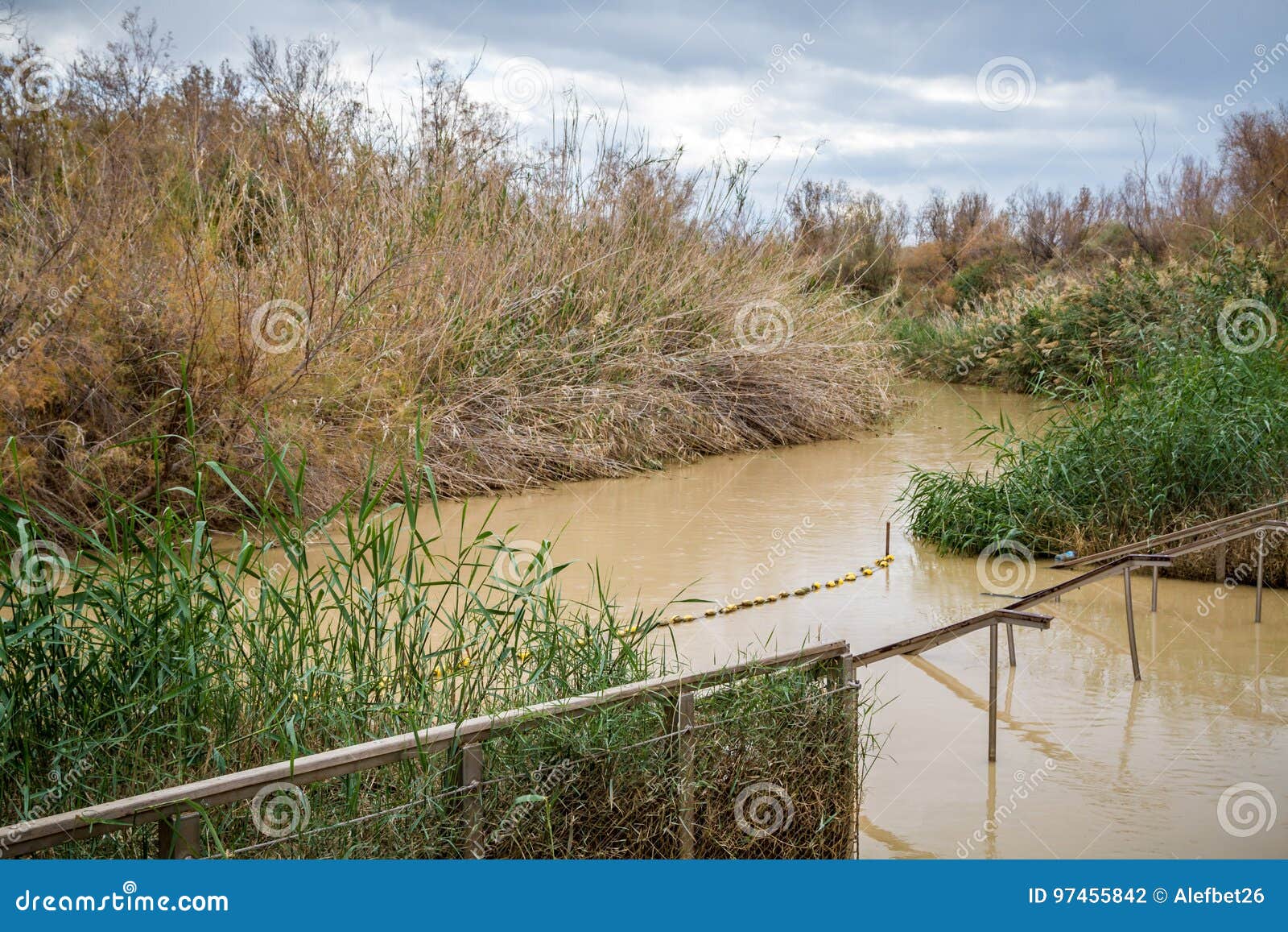 Bautismo en el rão jordãn fotos de stock
