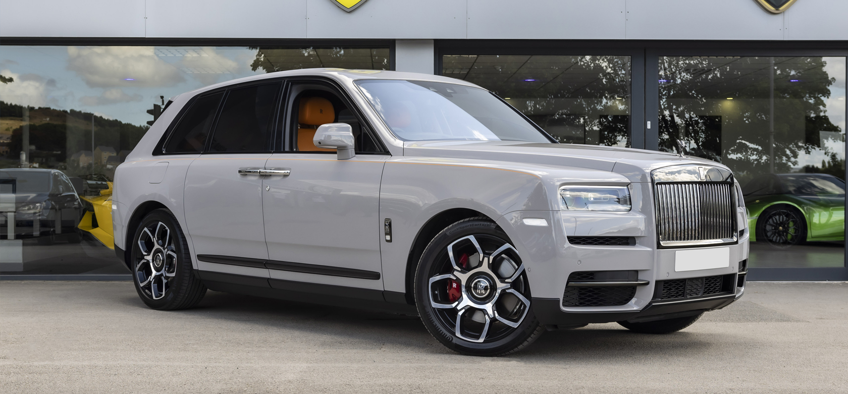 Hire rolls royce cullinan black badge in