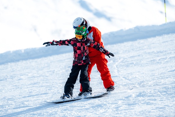 Boy snowboarding bilder stockbilder d