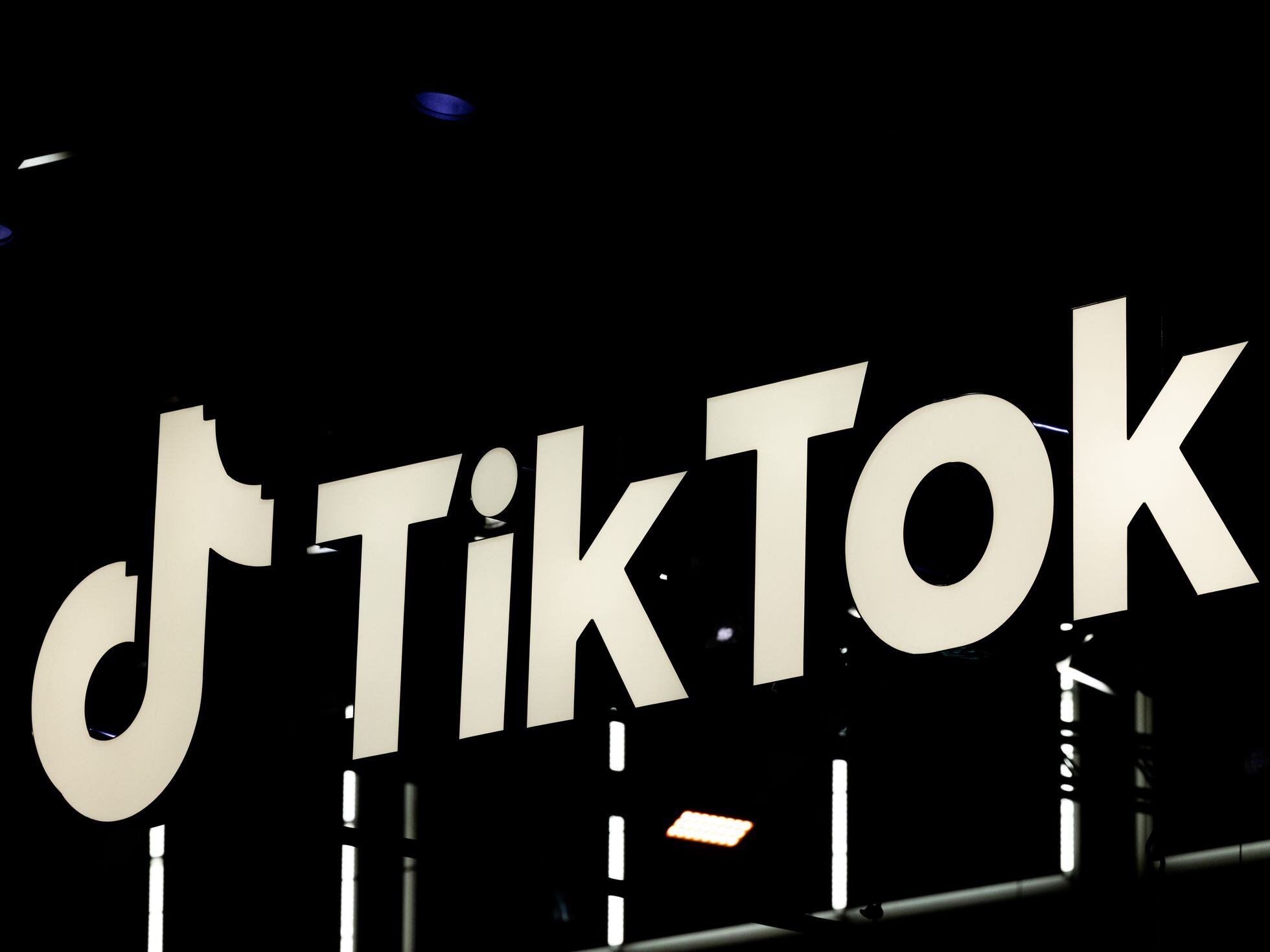 Danish defense ministry bans tiktok on employee work phones science el paãs