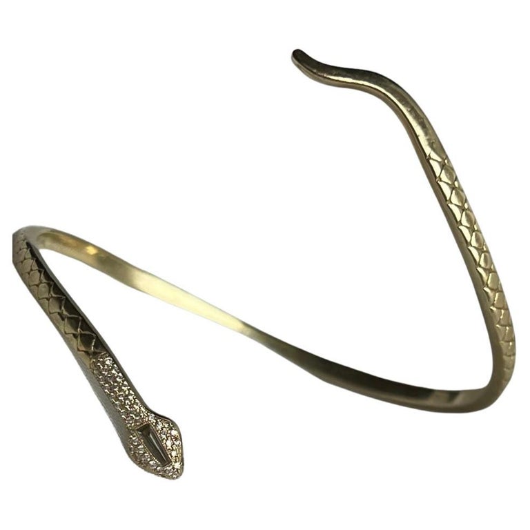 Brazalete de serpiente amarillo de k con cabeza de baguette cãnica cortada a mano y diamantes pavã en venta en
