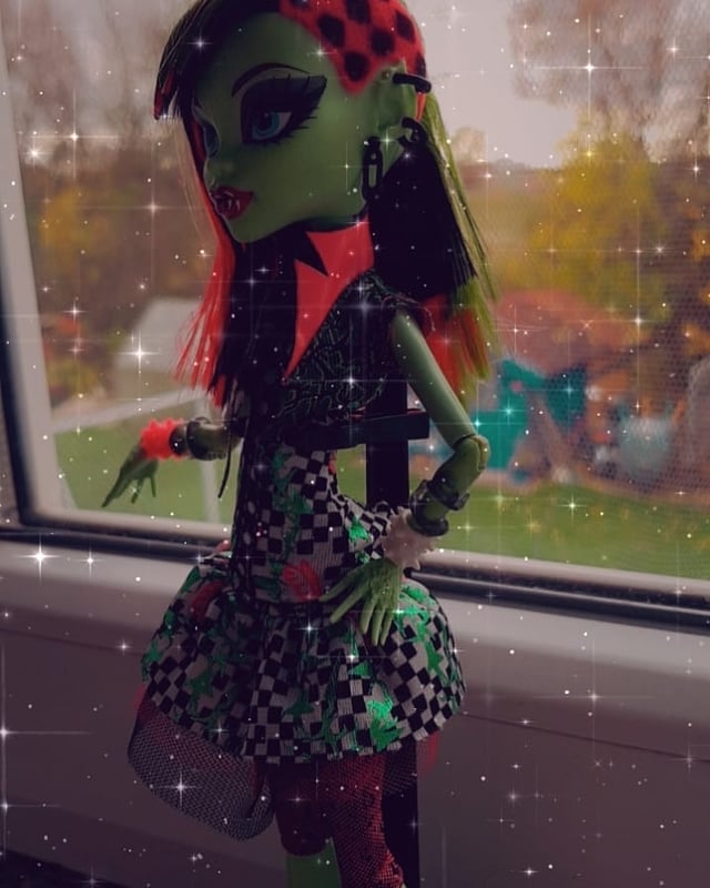 I got i heart fashion venus today shes soooooo pretty and shes plete tooððð rmonsterhigh