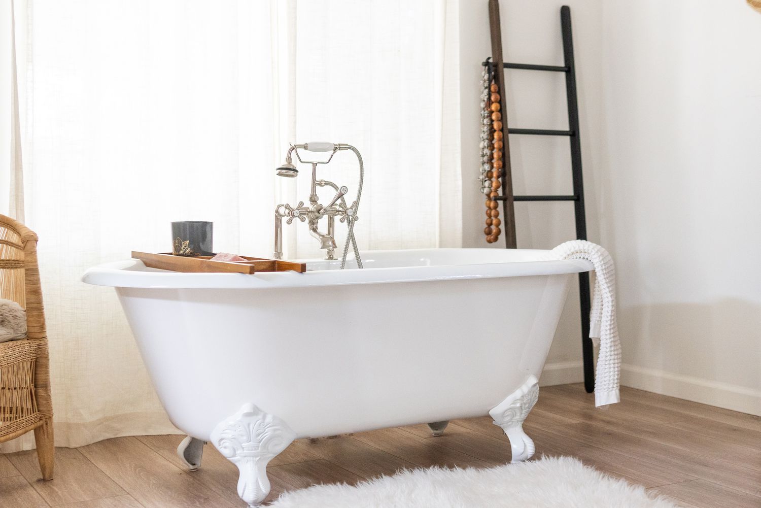 Ways to style a bathroom with a clawfoot tub