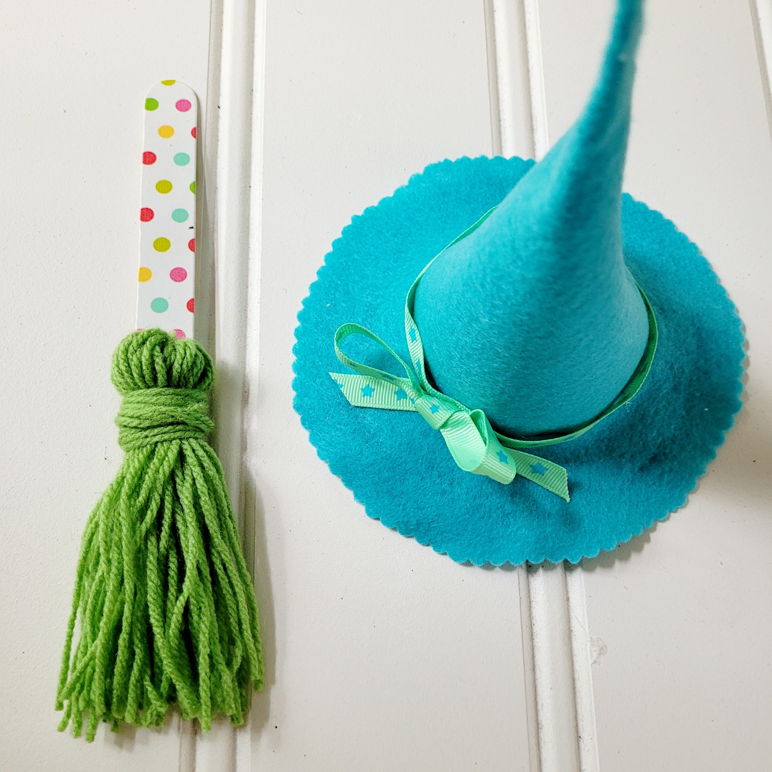 Easy no sew felt mini witch hat