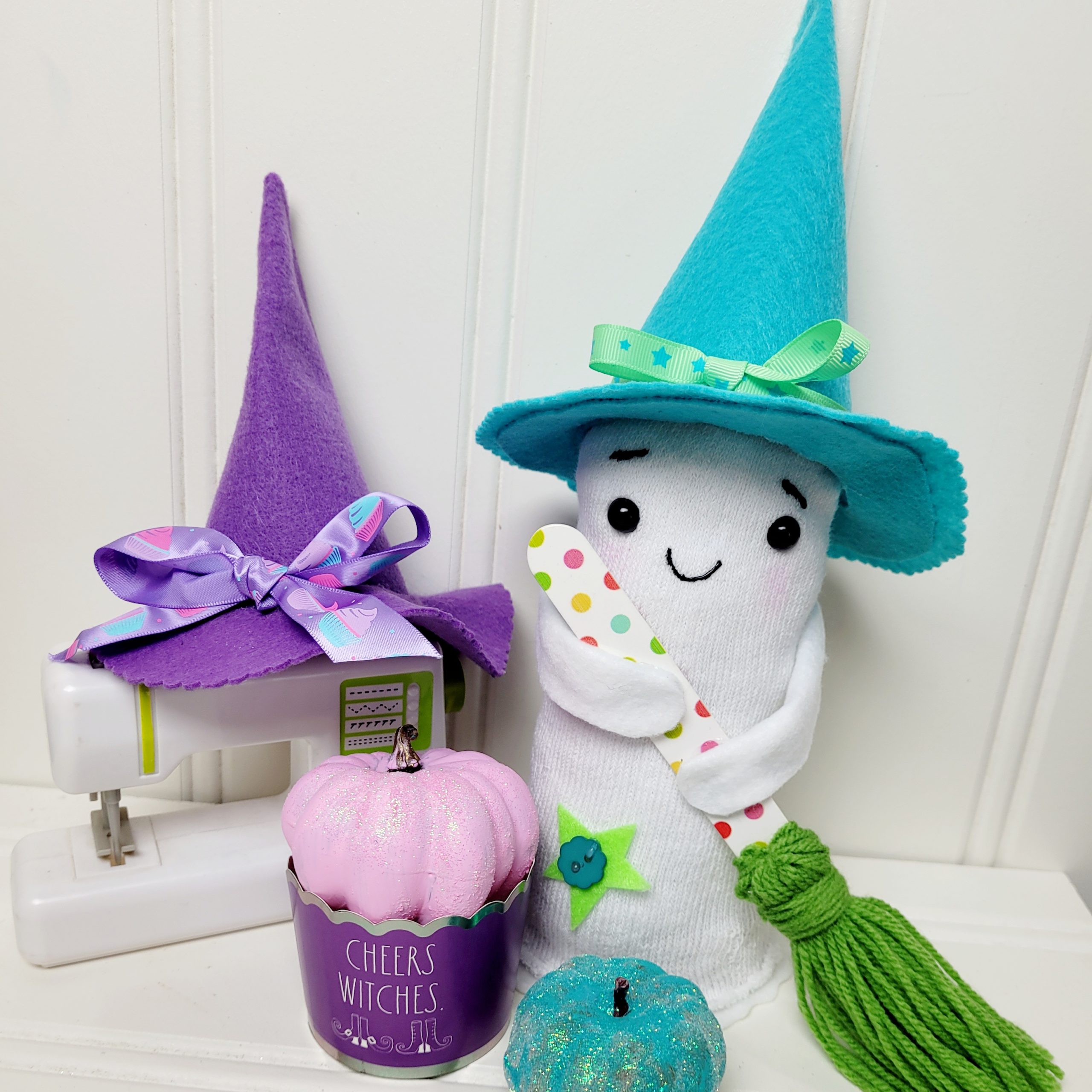 Easy no sew felt mini witch hat